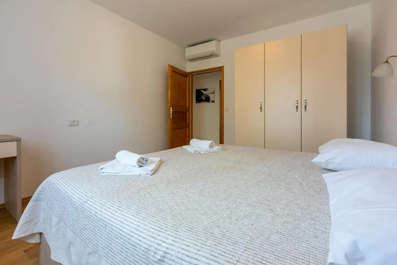 Vila House Marija Lopar 0*,
